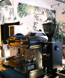 Phía sau các món ngon