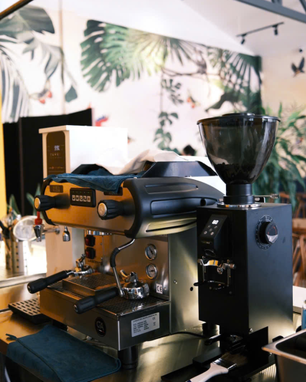 Phía sau các món ngon